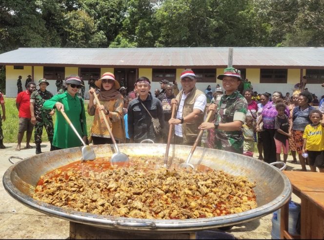 
 “Kuali Merah Putih” Bobon Santoso Kolaborasi Kodam XVIII/Kasuari Berbagi Makanan Kepada Masyarakat