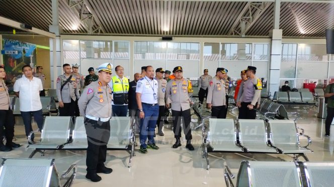 
 Kapolda Papua Barat Pantau Sejumlah Posko, Jamin Keamanan Arus Mudik Lebaran