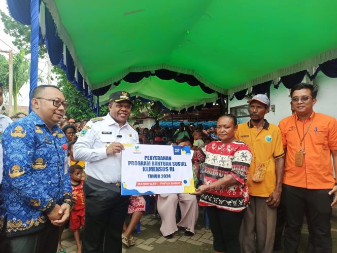 
 Bupati Manokwari Serahkan Bansos dan PKH Tahap II Kepada 15.770 KPM