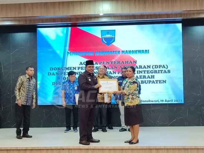 
 Bupati Manokwari Serahkan DPA Dan Tandatangani Pakta Integritas OPD