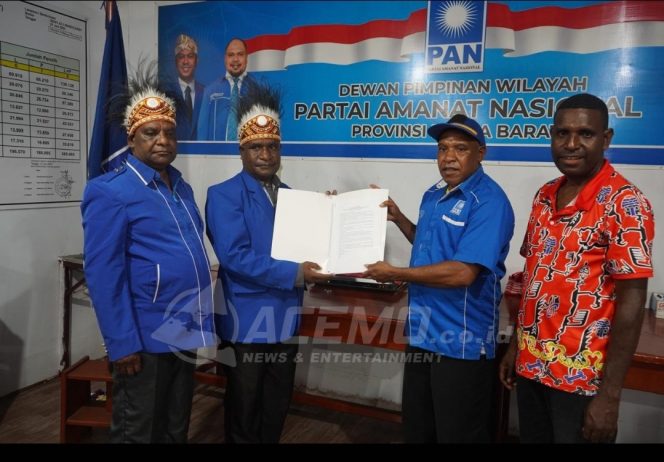 
 Pasangan Doman Kembalikan Formulir Pendaftaran Ke DPD PAN Kab. Pegaf
