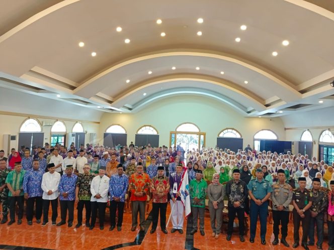 
 Bupati Manokwari Hermus Indou Lepas Keberangkatan 171 Calon Jamaah Haji