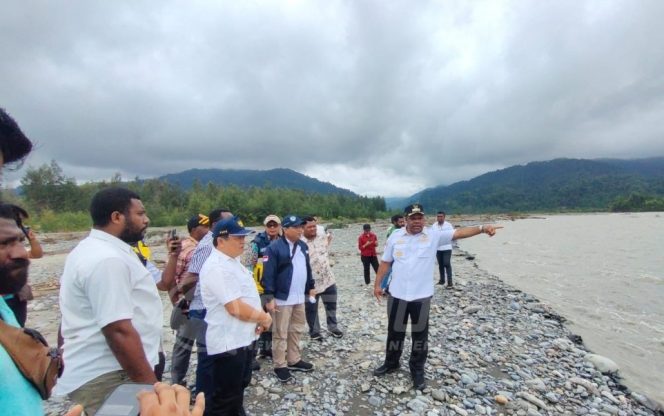 
 Bupati Manokwari Tinjau Banjir di Kali Mansaburi dan Kali Wariori