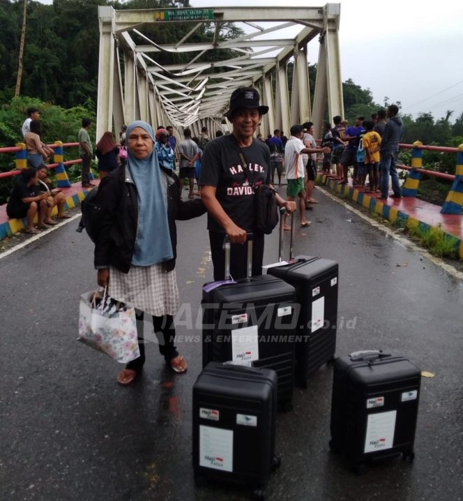 
 Perjuangan Calon Jamaah Haji Demi Tiba Di Manokwari, Terpaksa Lewati Jembatan Wariori Yang Nyaris Putus