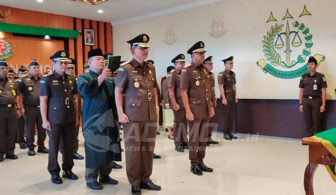 
 Kajati Harli Siregar Lantik Wakajati Papua Barat dan Tiga Kajari