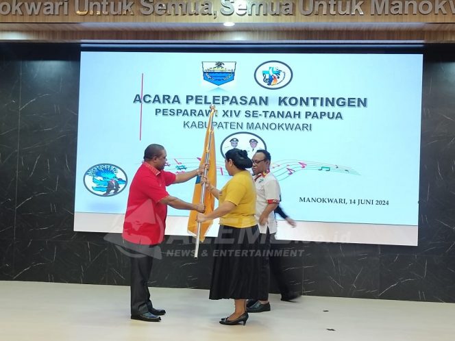 
 Lepas Tim Pesparawi Kab. Manokwari Bupati Hermus : Berikan Yang Terbaik