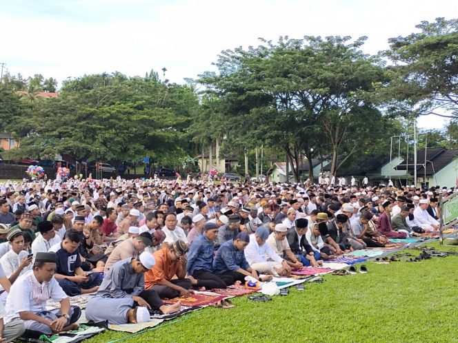 
 Jadi Khotib Sholat Ied Idul Adha, Ali Baham Temongmere Ajak Umat Islam Teladani Nabi Ibrahim