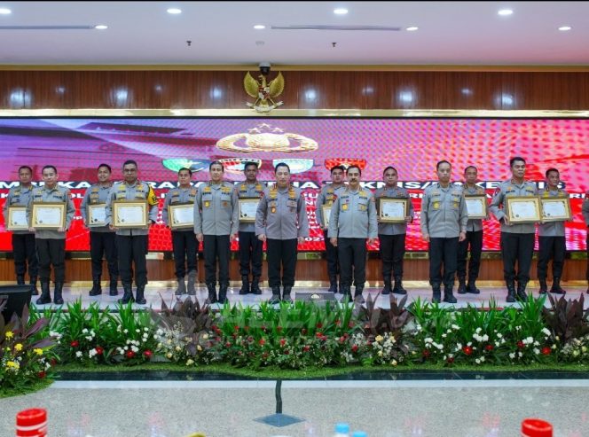 
 Kapolri Serahkan Piagam Penghargaan Kepada Polda Papua Barat Sebagai Peringkat Kedua Nilai IKPA T.A. 2023