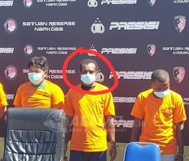 
 Lingkaran merah merupakan 'SM' si pelaku utama pembunuhan 'YS'.