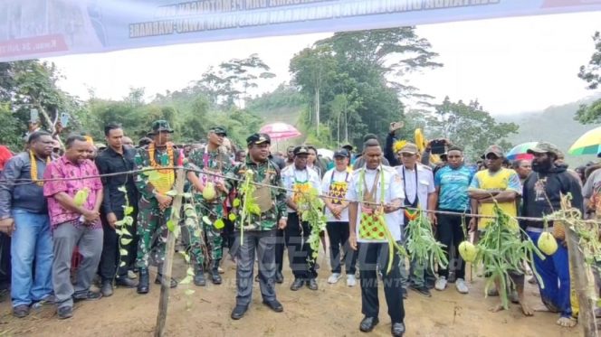 
 Pemda Manokwari Mulai Buka Ruas Jalan Alternatif Kampung Kwau – Warmare