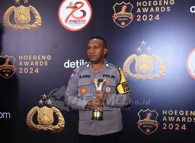 
 Bhabinkamtibmas Kampung Ayambori Bripka Arui Terima Penghargaan Hoegeng Awards 2024