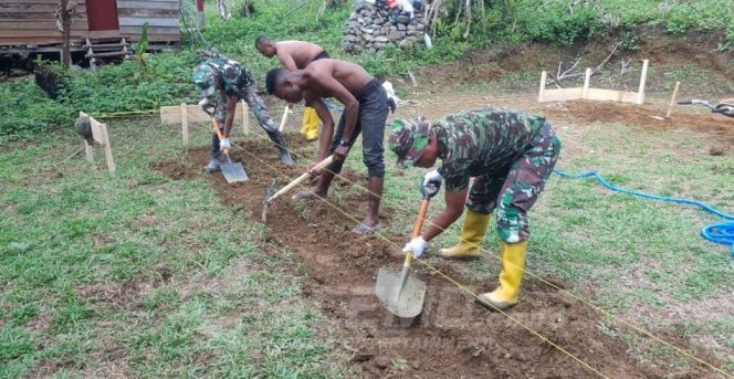 
 Usai TMMD Ke-121 Dibuka, Anggota Satgas Dan Warga Mulai Kerjakan Pondasi Rumah