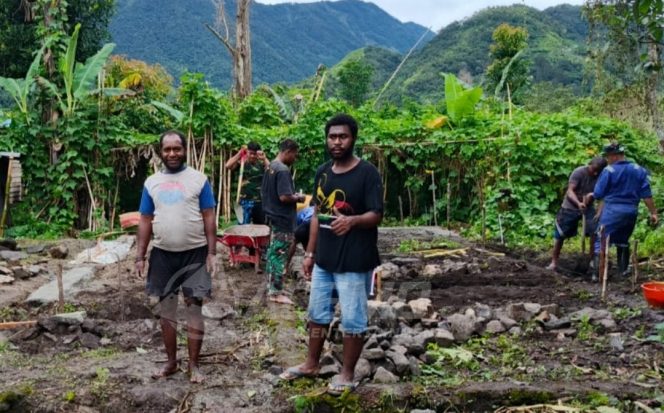 
 Terharu, Lazarus Mandacan Bersyukur Dapat Bantuan Rumah Program TMMD Kodim 1801/Manokwari