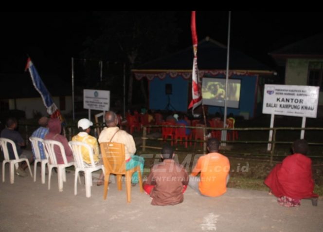 
 Tumbuhkan Jiwa Nasionalisme, Satgas TMMD Ke-121 Manokwari Gelar Nobar Bersama Warga