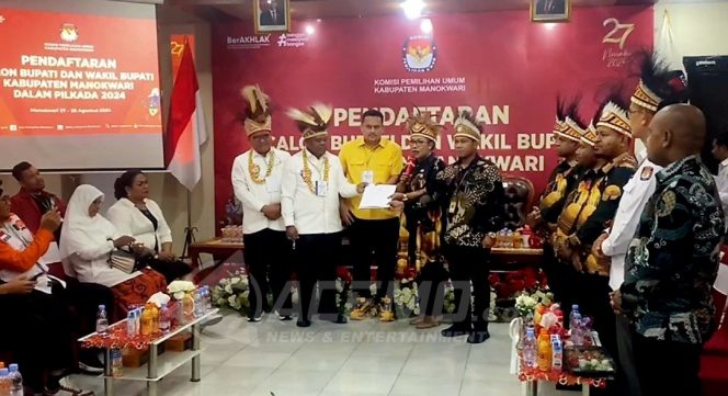 
 Ketua KPU Manokwari, Christine Rumkabu Menyerahkan Surat Pengantar Pemeriksaan Kesehatan Kepada Paslon HERO Setelah Dokumen Dinyatakan Lengkap.