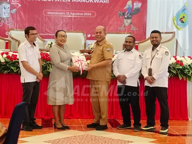 
 KPU Manokwari Serahkan Dokumen Calon Anggota DPRD Terpilih Ke Pemda