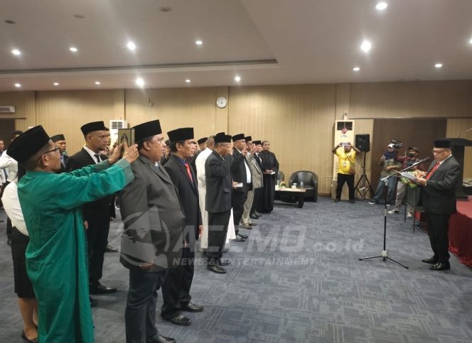 
 Usai Dikukuhkan Sebagai Rektor UNCRI, Prof. Robert Hammar Lantik Pejabat Struktural