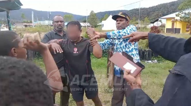 
 Kepala Suku Anggi dan Warga Gerebek Oknum TNI Diduga Jual Miras di Pegaf