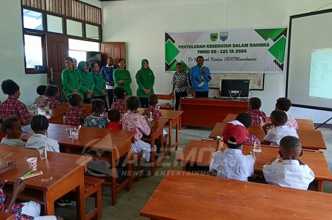
 Satgas TMMD Kodim 1801/ Manokwari Bersama Persit Dan Nakes Sosialisasi Hidup Sehat Bagi Anak-Anak Kwau