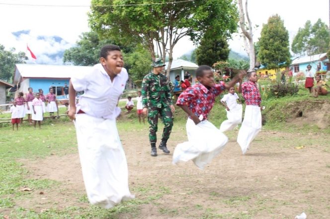 
 Meriahkan HUT RI Ke-79, Satgas TMMD Kodim 1801/Manokwari Gelar Lomba Bagi Anak-Anak Kwau