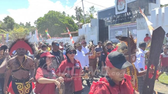 
 Paslon ‘Doamu’ Resmi Daftar Ke KPU Papua Barat, Diantar Ribuan Massa Pendukung
