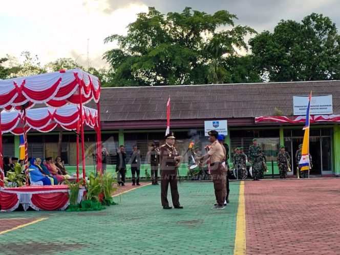 
 Jelang HUT ke-79 Kemerdekaan RI, Kajati Papua Barat Pimpin Apel Taptu Pawai Obor