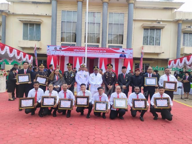 
 Bupati Manokwari Beri Award Kepada Polresta Atas Keberhasilan Pengungkapan Kasus