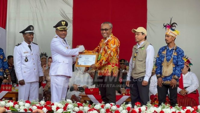 
 Bupati Teluk Bintuni Beri Penghargaan Kepada bp Untuk Keberhasilan Program Pengendalian Malaria