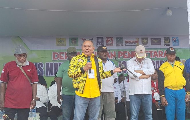 
 Agustinus Manibuy saat memberikan edukasi politik dihadapan Loyalis dan Ribuan Pendukung YO-JOIN