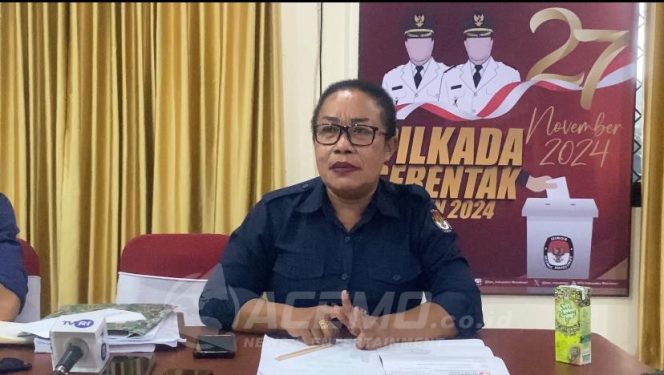 
 Ketua KPU Manokwari Buka Suara Soal Viral Foto Dirinya Bersama Istri Bacalon Bupati