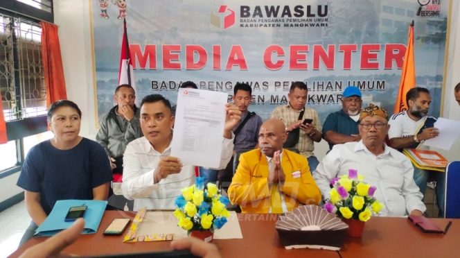 
 Paslon BERBUDI Laporkan KPU Manokwari ke Bawaslu Usai Pendaftaran di Tolak