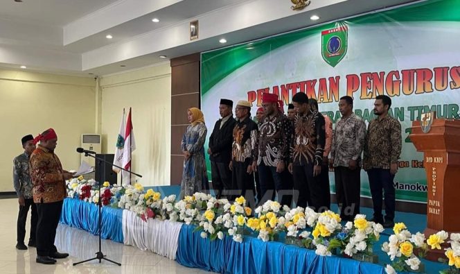 
 Bupati Hermus Lantik Pengurus KKSBT Manokwari