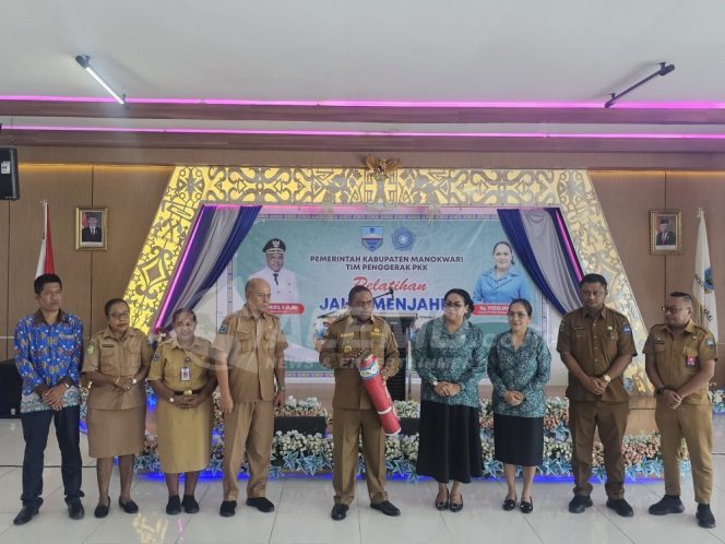 
 Bupati Manokwari Buka Pelatihan Menjahit Yang Digelar TP PKK