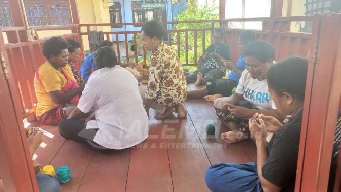 
 Pelatihan Merajut Noken Bagi Mama-Mama Papua
