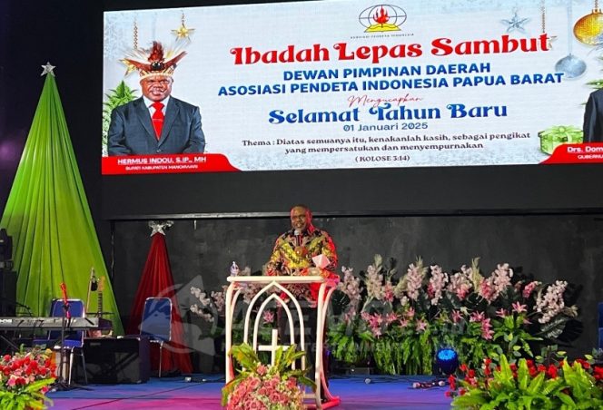 
 Bupati Hermus Hadiri Ibadah Lepas Sambut Tahun Baru DPD API Papua Barat