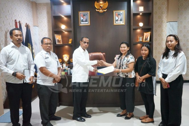 
 Kakanwil Kemenkum Pabar Serahkan Sertifikat Hak Cipta Maskot Pesparawi Nasional XIV Pit “The Conduktor”