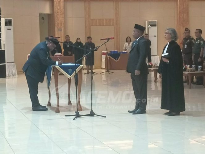 
 Pj. Gubernur Lantik Melbianus Mandacan Jadi Waket I MRP Papua Barat