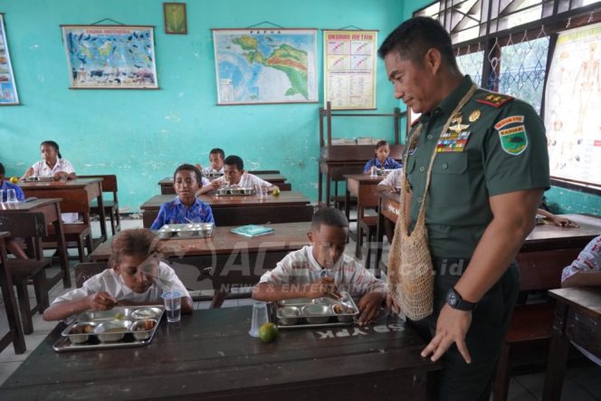
 Pangdam XVIII/Kasuari Tinjau Pelaksanaan Makan Bergizi Gratis Di Manokwari