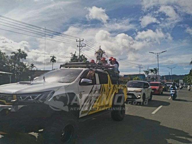 
 Semarak Jelang PESPARAWI Nasional XIV, Ratusan Peserta Pawai Keliling Manokwari Bawa Piala Presiden