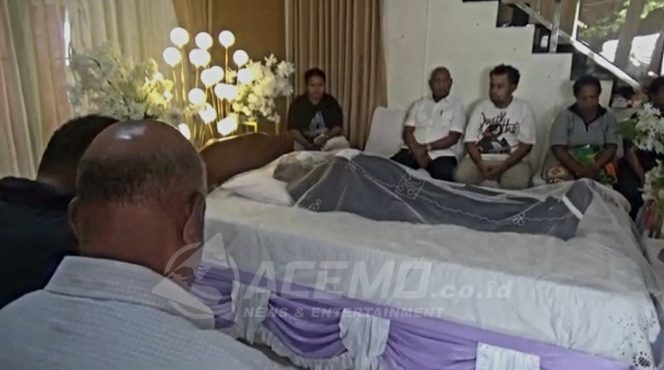 
 Dr. Nataniel Mandacan Tutup Usia, Gubernur Didampingi Sang Istri Melayat Ke Rumah Duka