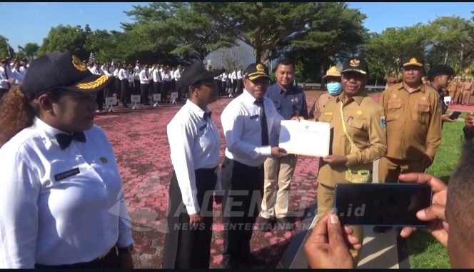 
 Gubernur Dominggus Mandacan Serahkn SK 1.229 CPNS dan P3K Pemprov Papua Barat