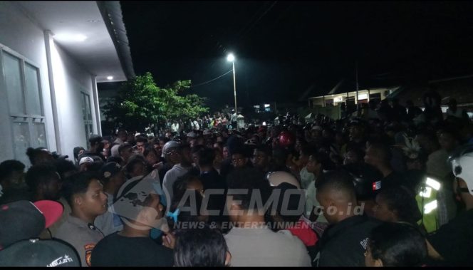 
 Ribuan Warga Padati Kamar Jenazah RSUD Manokwari, Menanti Hasil Otopsi Yanto Idorway