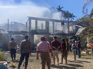 Petugas pemadam kebakaran bersama aparat kepolisian dan warga berjibaku memadamkan kobaran api yang melahap mes karyawan Toko Sulindah di Kabupaten Manokwari, Papua Barat, Sabtu (25/7/2026).