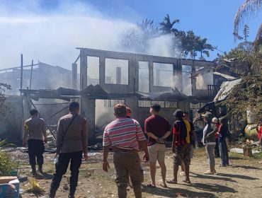 Petugas pemadam kebakaran bersama aparat kepolisian dan warga berjibaku memadamkan kobaran api yang melahap mes karyawan Toko Sulindah di Kabupaten Manokwari, Papua Barat, Sabtu (25/7/2026).