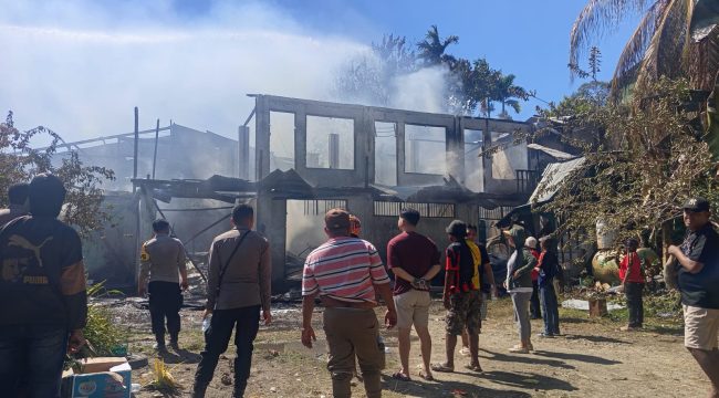Petugas pemadam kebakaran bersama aparat kepolisian dan warga berjibaku memadamkan kobaran api yang melahap mes karyawan Toko Sulindah di Kabupaten Manokwari, Papua Barat, Sabtu (25/7/2026).