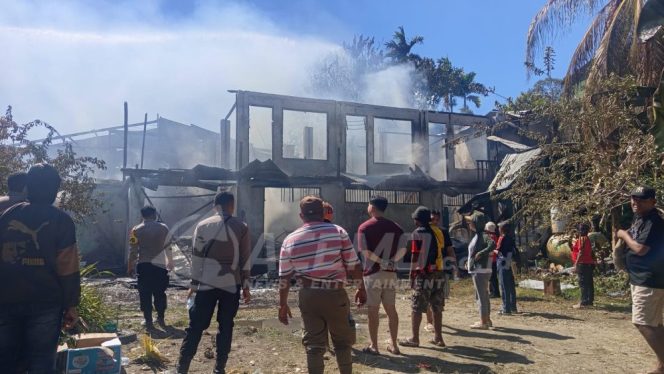 
 Petugas pemadam kebakaran bersama aparat kepolisian dan warga berjibaku memadamkan kobaran api yang melahap mes karyawan Toko Sulindah di Kabupaten Manokwari, Papua Barat, Sabtu (25/7/2026).