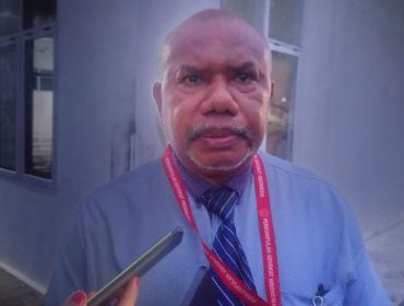 Kuasa hukum keluarga korban YI, Yan Christian Warinusy, memberikan keterangan kepada awak media di RSUD Kabupaten Manokwari, Senin (27/7/2026).