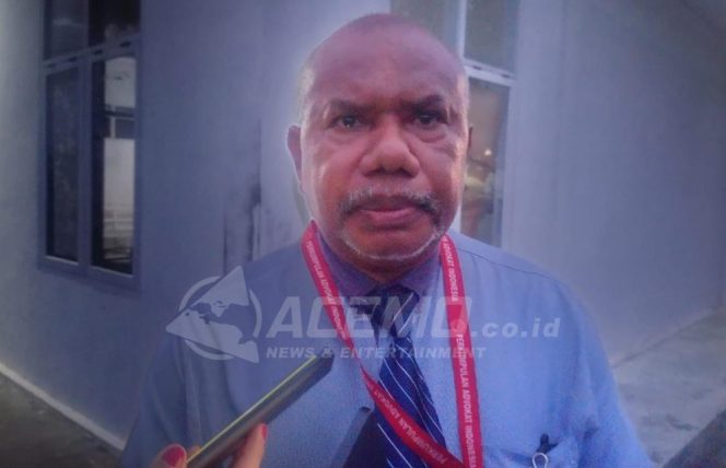 
 Kuasa hukum keluarga korban YI, Yan Christian Warinusy, memberikan keterangan kepada awak media di RSUD Kabupaten Manokwari, Senin (27/7/2026).