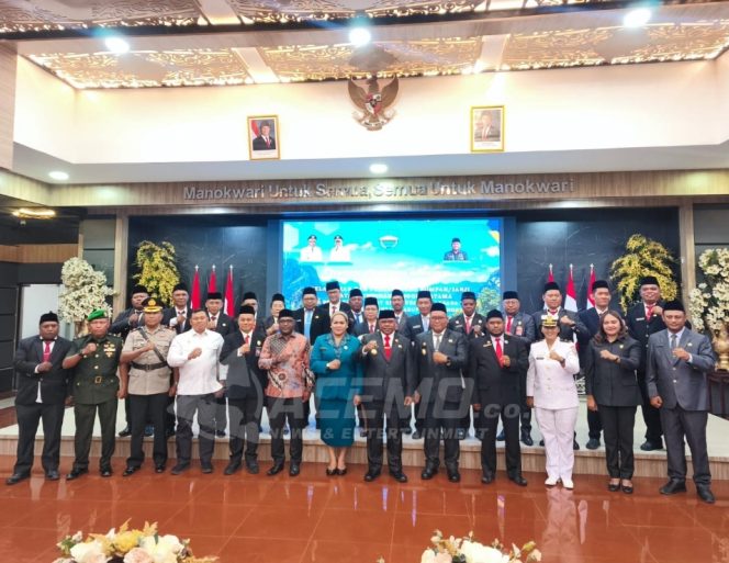 
 Bupati Hermus Lantik 16 Pejabat Definitif dan Serahkan SK 8 Plt Kepala OPD di Lingkup Pemkab Manokwari