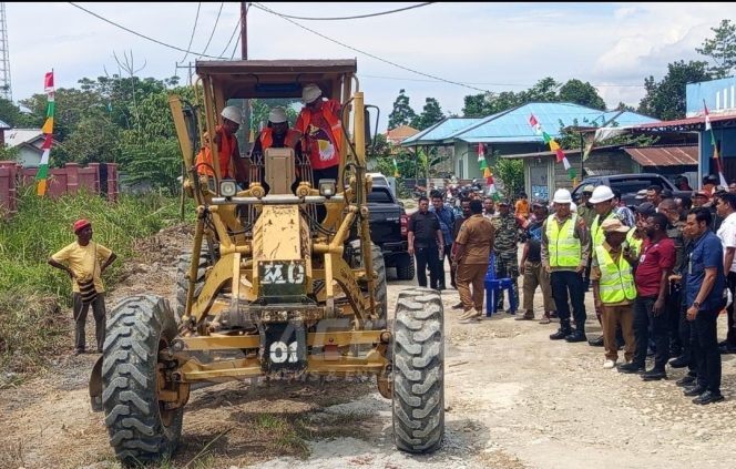 
 Pemkab Manokwari Resmi Luncurkan Proyek Pengaspalan Jalan Masuk Kampung Warmomi